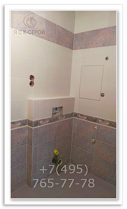 Готовая облицованная плиткой стена в ванной комнате фото